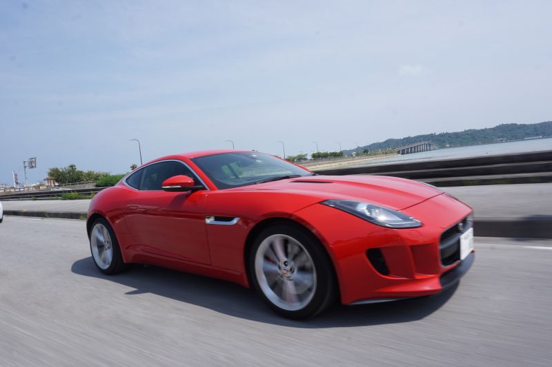 Jaguar F Type 3 0 V6 Supercharger 沖縄で外車レンタカーならヒートスポーツ